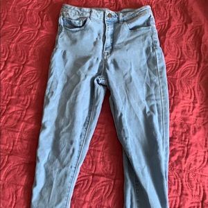 Light blue blue jeans.